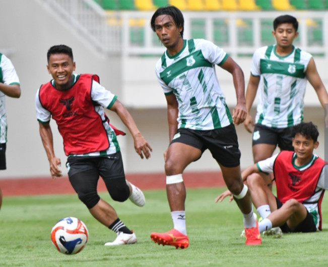 Para pemain PSMS Medan menggelar latihan jelang laga tandang menghadapi Adhyaksa FC di Banten. [Instagram]